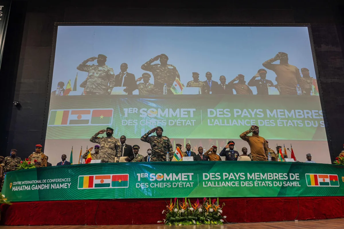 AES, deux ans : succès politique, impasse économique