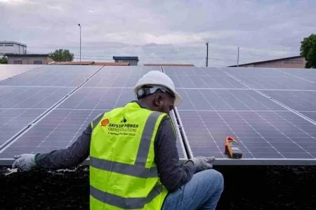 Entre solaire et pétrole : la double face de la transition énergétique ouest-africaine